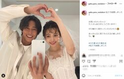 佐野岳＆島崎遥香、ウェディング姿でのハートポーズに「美男美女過ぎる！」「めちゃくちゃお似合い」