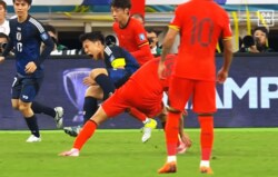 「退場だろ！」遠藤航、中国DFの“危険すぎるカンフータックル”に悶絶…「何してくれんだよ」「壊さないで…」ファン激怒＆心配の瞬間