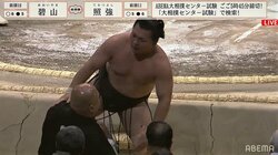 親方に「抱きついちゃった」 力士が土俵下に落下、直後の“珍事”に館内から笑いと歓声