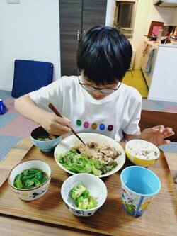 山田花子、次男のお手伝いで完成した夕食を公開 苦手な食材を克服する姿に「自分で作ると何でも美味しいね！」