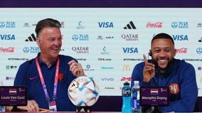 ディ・マリアに「最悪の監督」と呼ばれたファンハール。W杯会見でデパイを大爆笑させる