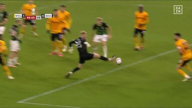 これはキツイ…試合終了間際、攻撃参加したGKが押し込むだけの超簡単シュートを痛恨のミス！残念過ぎる展開に本人と主将が盛大に崩れ落ちる“まるでコント”な瞬間