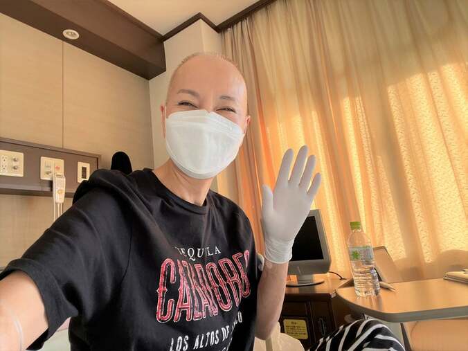 【画像】病室でポーズをとるエリカさん