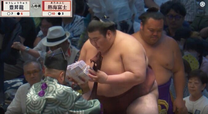 「なんと60本!」熱海富士、横綱・豊昇龍、撃破で“最大懸賞の束”を両手に 「ワイの30カ月の収入が」夢ある光景に反響 4枚目
