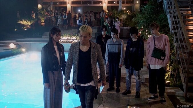 新川優愛が主演ドラマで体当たり演技　レザーを着たままプールへダイブ！ 9枚目