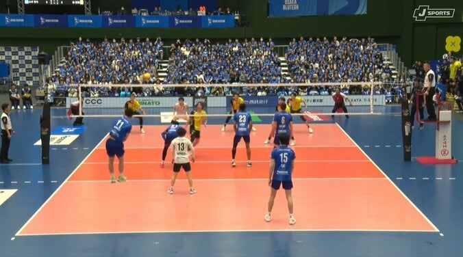 男子バレーで“125キロ”の弾丸サーブ 威力がすごすぎてレシーブしたボールが天井直撃の珍事 2枚目