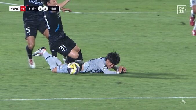 「カードは妥当」川崎DF、相手を引っ張り倒す痛恨の判断ミスで2枚目イエロー！前半だけでまさかの2人退場にファン「軽率だった」「つい出ちゃったんだろうな」意見様々 4枚目