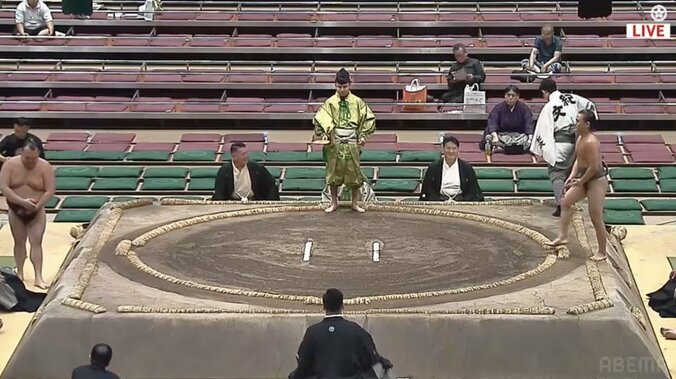 土俵下の親方たちもニッコリ