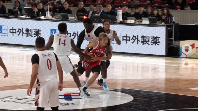 「審判さんマジすか？」バスケ日本戦の“疑惑ジャッジ”に不満続出！首や太腿に接触→映像判定でノーマルファウル「逆に何したらアンスポなん？」 2枚目