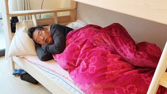 東尾理子、酔って子ども用ベッドで眠る夫・石田純一「記憶は、ないらしい」 1枚目