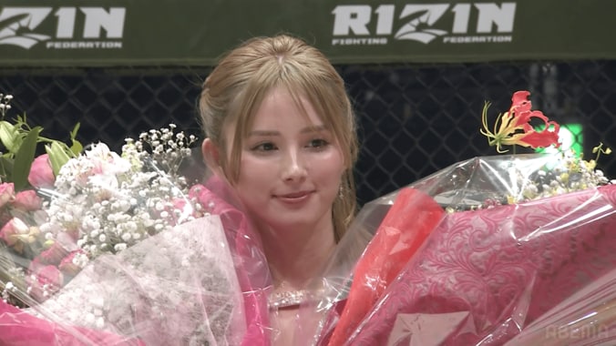 【映像】美女アンバサダー、スパンコールのド派手ドレスで笑顔