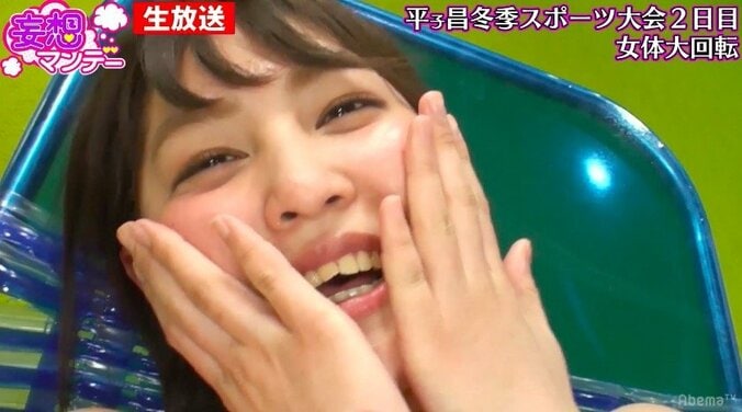 胸の谷間からスキージャンプ！セクシーすぎる「冬季スポーツ大会」開催 2枚目