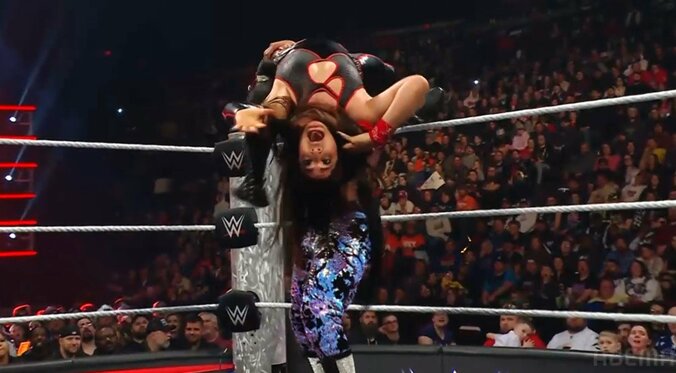 デカ女・ラケルを軽々リフトするビアンカ