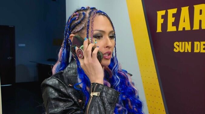 日本語で電話をかけるジュリア