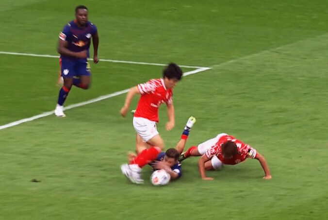 「熱すぎるだろ」日本代表MFコンビがマインツで連携回収！「佐野と川﨑で奪ってる泣」「取り切った」ファン大興奮の一部始終 2枚目