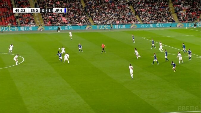 「世界レベルだ」上田綺世の“曲芸トラップ＆ターン”に衝撃！「前向けんのえぐい」神業ポストプレーでイングランド2人を翻弄 4枚目