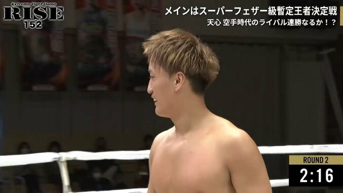 「セコンドが戦意喪失」実況席困惑の“珍”決着 突然のタオル投入に両選手が“キョトン”顔  3枚目