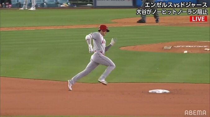 大谷翔平、9回にノーヒットノーラン阻止するスリーベース！　10試合連続安打で一矢 1枚目