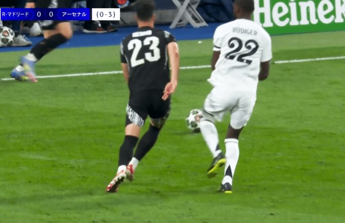 【写真・画像】批判殺到！リュディガーの“突き飛ばし→お腹踏みつけ暴力”にファン激怒「酷すぎる」「わざとに見える…」「退場だろ」まさかのノーファウル判定も物議　1枚目