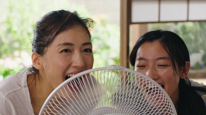 綾瀬はるか、新CM撮影で縁側がある一軒家に「実家を思い出しますね」 3枚目