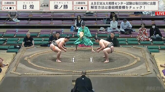 過剰に力士の名前が連呼され、国技館は異質空気に