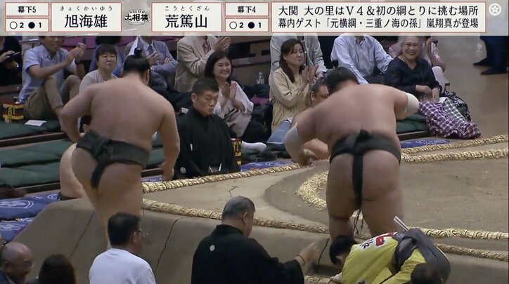 【写真・画像】力士と力士が初めての“共同作業”　土俵下の審判長と激突で“あわや”も…突如のほっこりシーンに反響「かわええ」　1枚目