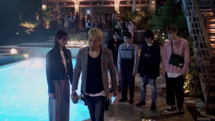 新川優愛が主演ドラマで体当たり演技　レザーを着たままプールへダイブ！