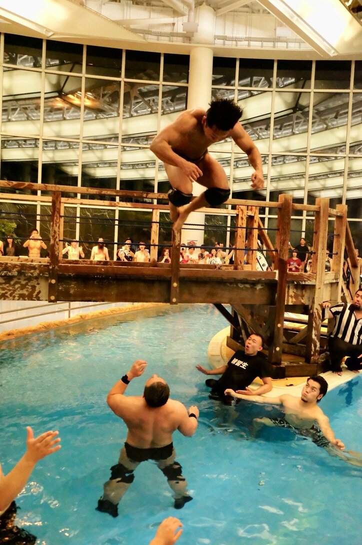 DDT「プールプロレス」で観客水没! 防衛成功の遠藤哲哉、7.15DDT大田区で竹下幸之介との王座戦が決定