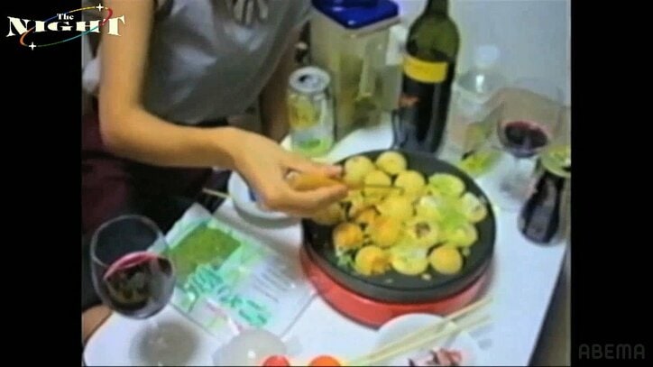 床に落ちたカメラに“何者か”の顔が…自宅で起きた怪現象の映像にスタジオ震撼「誰？」「動いてる…」