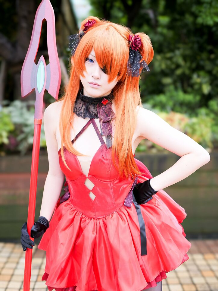 The marriage of gallantry and glamour! An Evangelion Asuka cosplay in her NIKKE collaboration outfit.