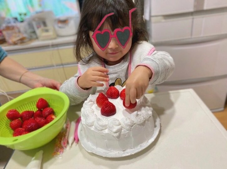 近藤千尋、父の還暦祝いに娘とケーキを作成「盗み食いしたい気持ちと葛藤しながら」