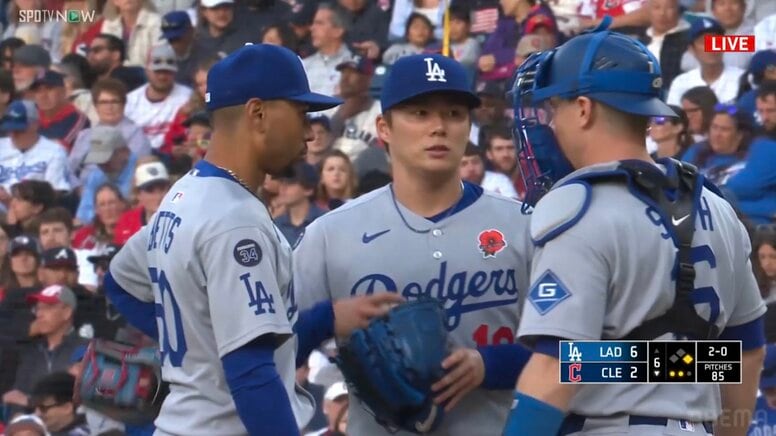 ベッツが、スミスが…山本由伸に喝を入れる“アニキたち” もはやお馴染みとなった“気合い注入”で今日もピンチを切り抜ける