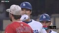 大谷翔平、塁上でエンゼルスの“旧友”と笑顔の再会 「デコルテポーズ見せつけてる?」コーチより先にシャヌエルと…注目集めた一幕