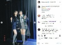 宮脇咲良、美脚際立つ制服ショット公開 「ま、魔法使いだ～」「メガネかけたクラもかわいい」とファン歓喜