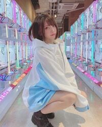 えなこ、ゲームセンターでの萌え袖パーカー姿にファンうっとり「色彩が美しい」「どのアングルでも美少女」