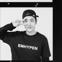 ENHYPEN・ジェイク、可愛すぎるピースサインショットにファン歓喜「なんでそんなにカッコいいの！？」