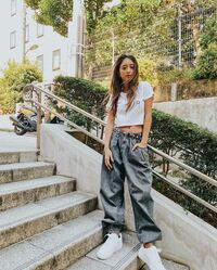 みちょぱのヘソ出し＆腰パンのカジュアルコーデに喜びの声「似合いすぎる」「かっこいい」