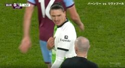 審判にブチギレ！「俺のファウルだと？」「どこ見てんだよ！」 疑惑の“ゴール取り消し”判定に大激怒　リバプールの悪童FWが主審にメンチ切りの瞬間