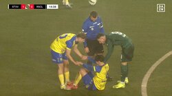 危ない！ パリ五輪日本代表MFがピッチで苦悶…足を削った“危険タックル”にスタジアム騒然