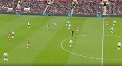 リバプール遠藤航が愛されすぎ！人気が大爆発中　代名詞の“必殺タックル”炸裂→サポーターが拍手喝采！ハンパじゃない大声援が響き渡る瞬間