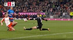 「変態セーブ！」「なんで止めるんだよ」ギリギリまで相手の動きを見て左手一本で“神スーパーセーブ”を炸裂した瞬間　“バイエルンの壁”がブンデスの新怪物に立ちはだかった貫禄プレー