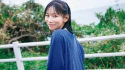 yosugala・黒坂未来、初グラビアで超絶プロポーション披露 『ヤンマガ』巻中に登場