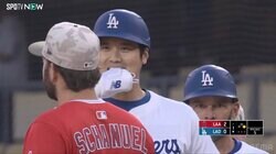 大谷翔平、塁上でエンゼルスの“旧友”と笑顔の再会 「デコルテポーズ見せつけてる？」コーチより先にシャヌエルと…注目集めた一幕