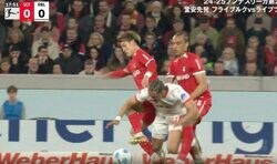 スタジアム騒然！ 堂安律、強烈すぎる“ハードタックル”炸裂の瞬間 “スペインの至宝”を挟み込んで潰す… 悶絶転倒させた決定的な一撃