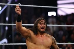 新人レスラー、異例の“ポロリ”パフォーマンス…「歯が抜けた！レフェリー預かって！」衝撃行動にファン騒然「逸材すぎる」