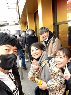  東MAX、友近らと一緒に行列に並んで食べた料理「30分くらい待った」 