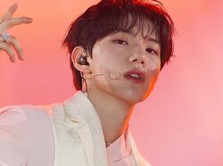 「なんだ今のは？」「本当に16歳？」指を首にはわせ食いしばるような表情で…美しい振付に「末っ子メンバーと思えないセクシーさ」衝撃走る