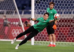 好守を見せるのは大迫敬介か、谷晃生か　カタールW杯や日本代表の未来に向けて同世代の正GK競争は激化する