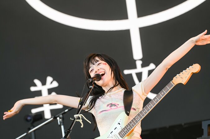 【写真・画像】羊文学『METROCK 2026』出演直後インタビュー　貫禄のステージを終えた2人が“この夏やりたいこと”は「eスポーツチーム結成」　4枚目