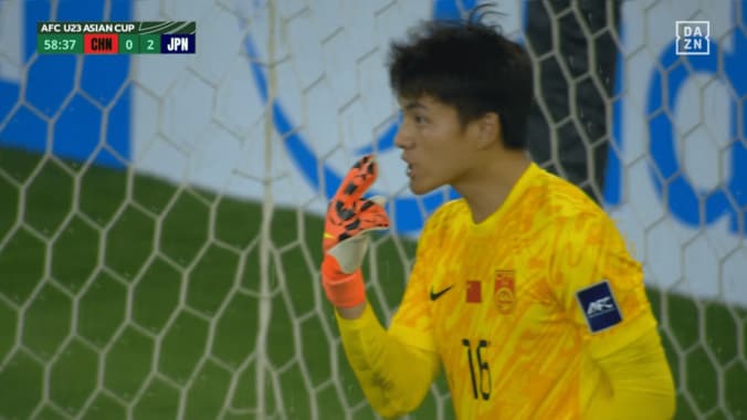 「ヘイヘイ！俺の目を見ろよ！」中国代表GKの“挑発”を日本代表10番が完全無視「格が違うのよ」「無駄に喋りすぎ」衝撃PKにファン騒然【U23アジアカップ】 4枚目
